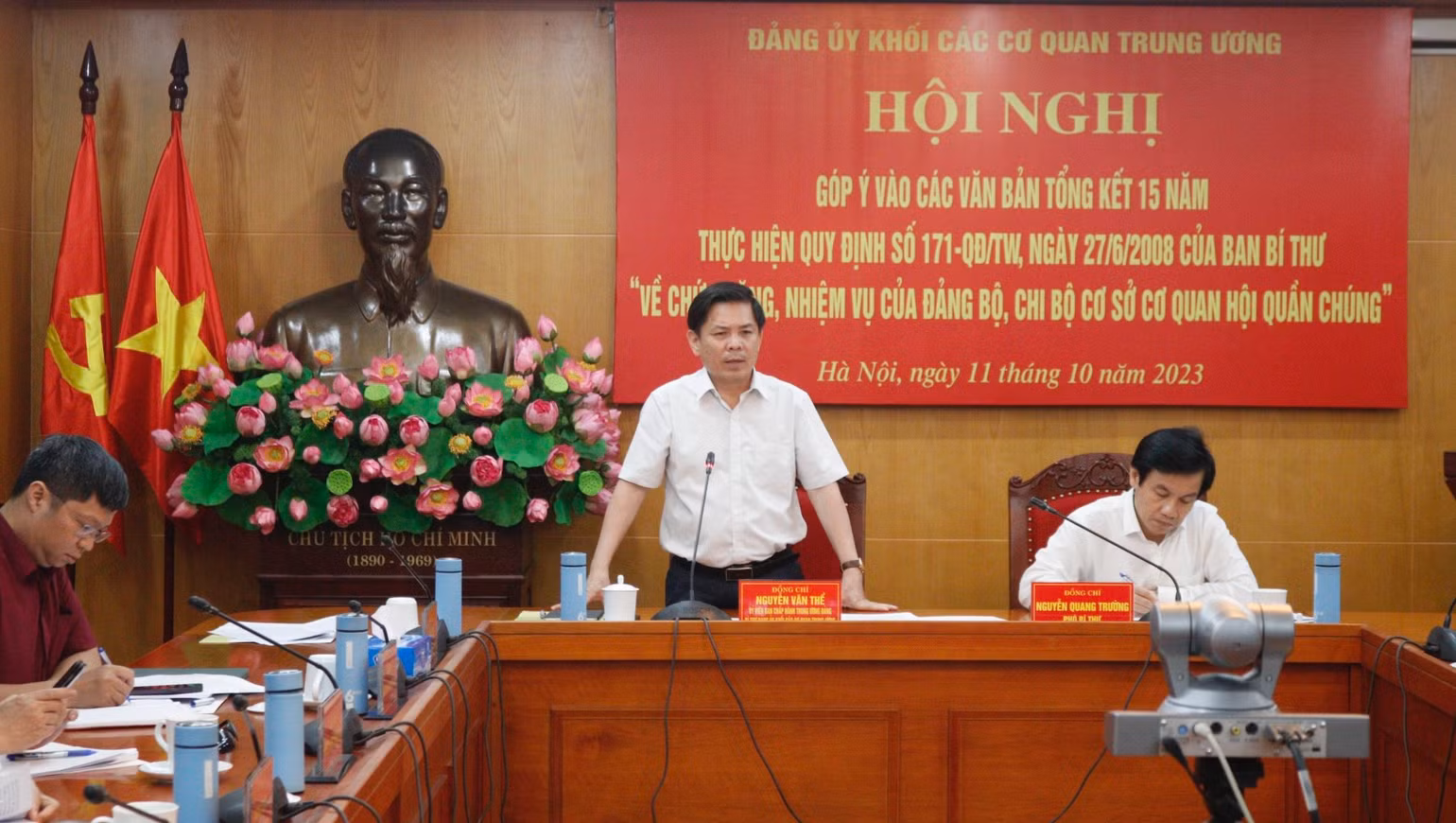 Đồng chí Nguyễn Văn Thể, Ủy viên Trung ương Đảng, Bí thư Đảng ủy Khối phát biểu kết luận hội nghị.