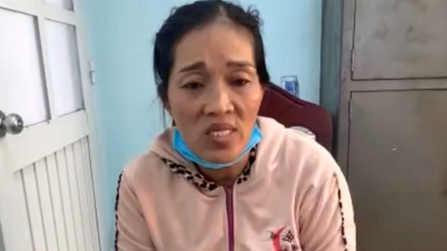 Nguyễn Thị Thanh bị bắt giữ và đưa về cơ quan công an huyện Hàm Thuận Nam. Nguyễn Thị Thanh bị bắt giữ và đưa về cơ quan công an huyện Hàm Thuận Nam.