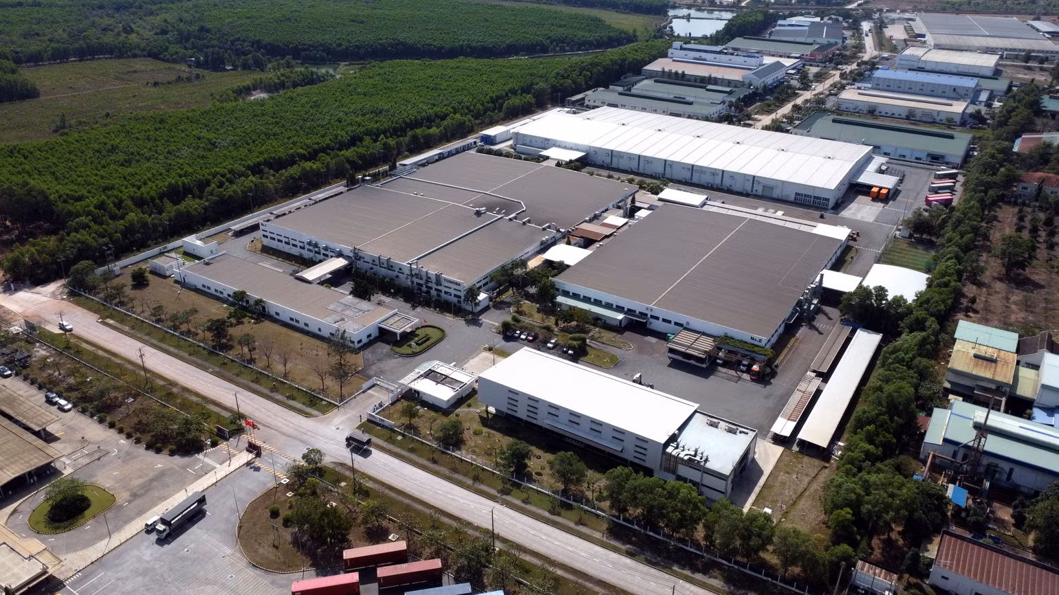 Toàn cảnh nhà hàng và các nhà máy của Công ty Trách nhiệm hữu hạn Sản phẩm công nghiệp Toshiba Asia, khu công nghiệp Amata Biên Hòa, tỉnh Đồng Nai.