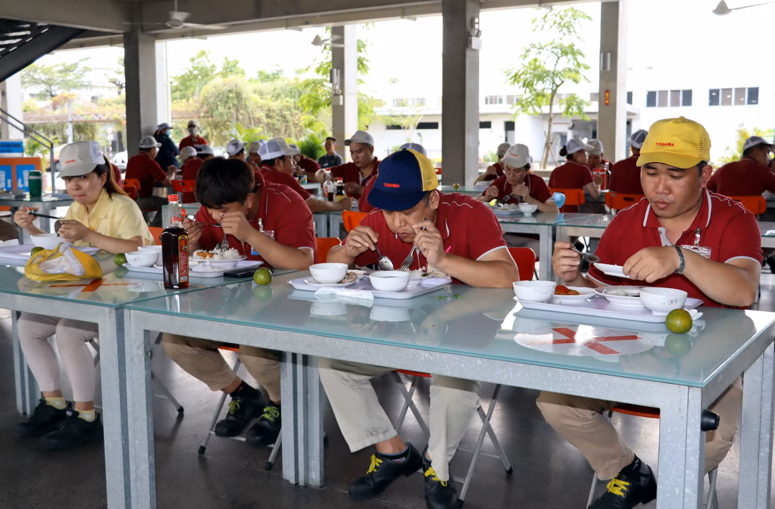 Ngoài ra, công ty trả chi phí điện, nước, gas, mặt bằng cho toàn bộ nhà hàng để phục vụ người lao động.
