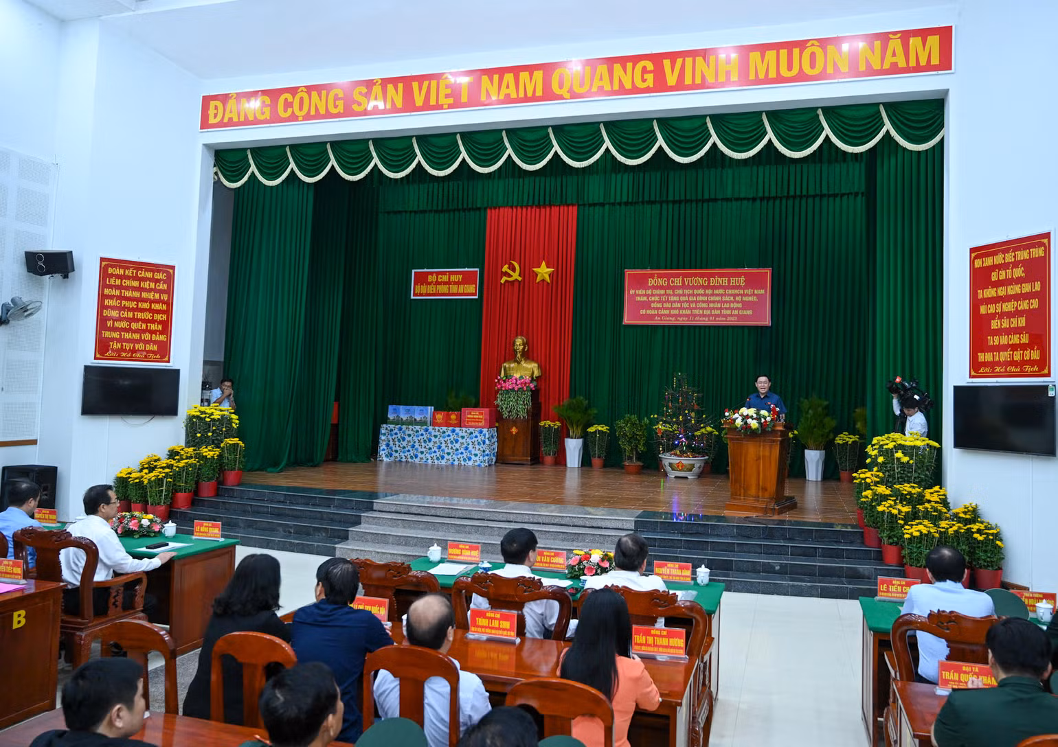 Tại Hội trường Bộ Chỉ huy Bộ đội Biên phòng tỉnh An Giang, Chủ tịch Quốc hội Vương Đình Huệ và đoàn công tác đã đến thăm, chúc Tết tặng quà gia đình chính sách, hộ nghèo, đồng bào dân tộc và công nhân lao động có hoàn cảnh khó khăn.