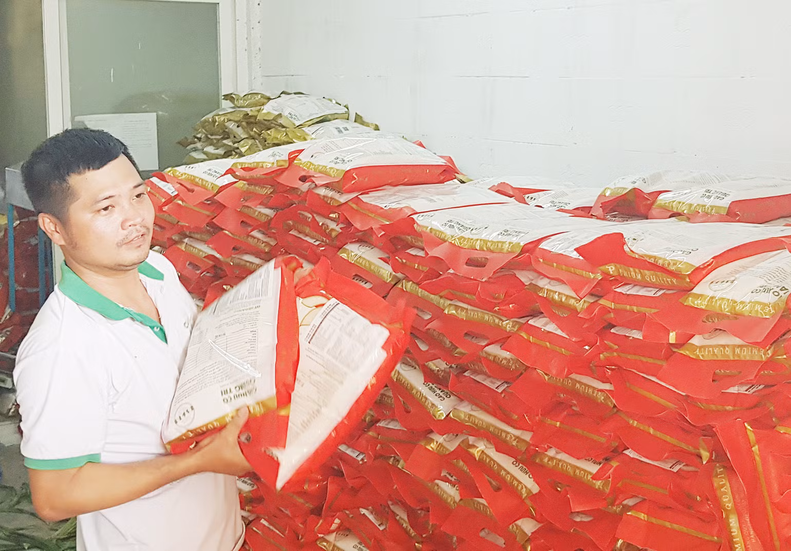 Nhân viên của công ty vận chuyển gạo lên container đưa vào cảng Đà Nẵng xuất khẩu. Nhân viên của công ty vận chuyển gạo lên container đưa vào cảng Đà Nẵng xuất khẩu.