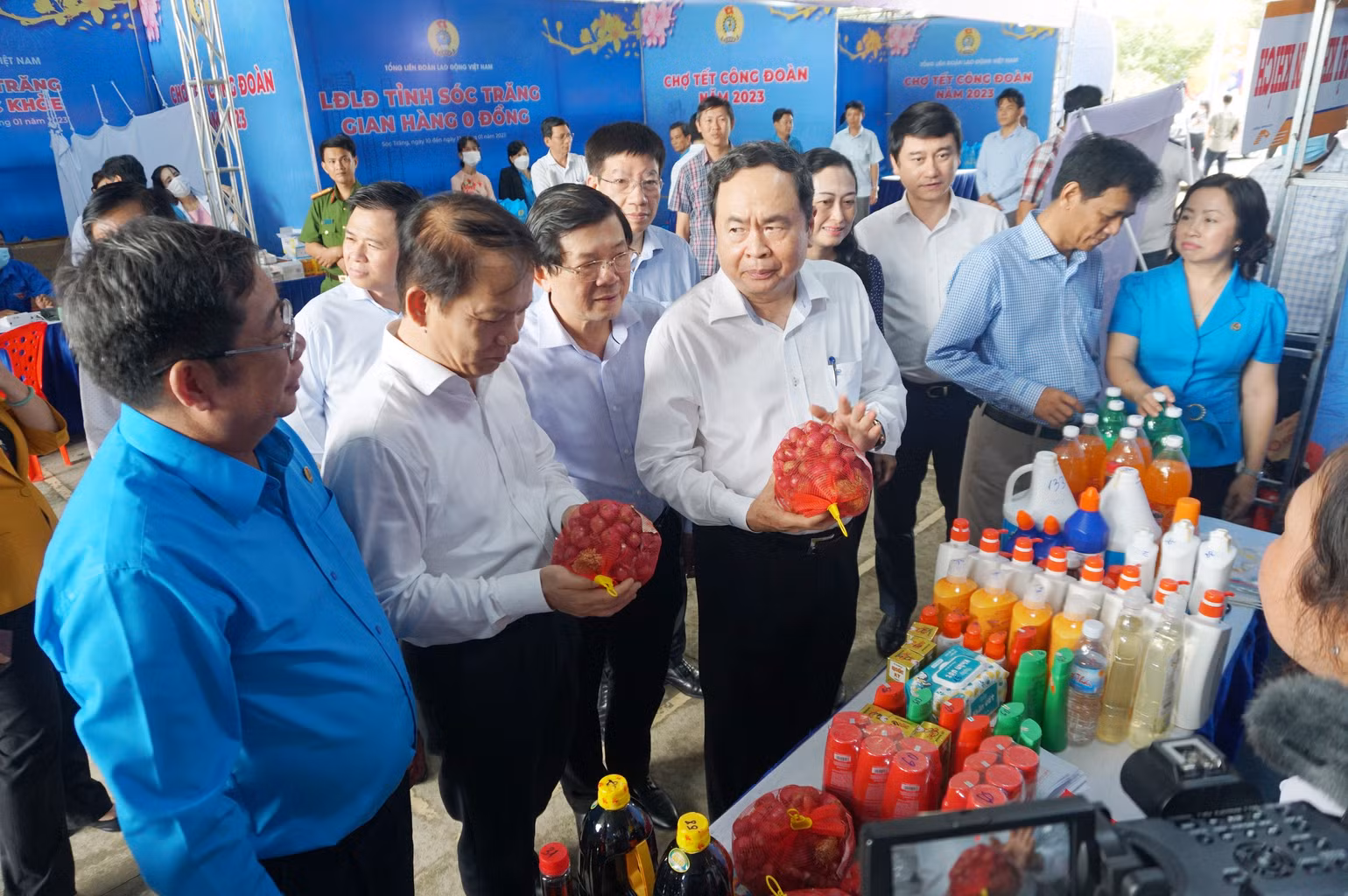 Đồng chí Trần Thanh Mẫn và đoàn công tác Trung ương thăm các gian hàng 0 đồng tại Chợ Tết Công đoàn 2023 của tỉnh Sóc Trăng.