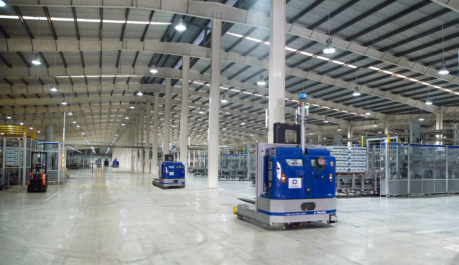 Hệ thống robot LGV tại Nhà máy sữa Việt Nam (Vinamilk). Hệ thống robot LGV tại Nhà máy sữa Việt Nam (Vinamilk).