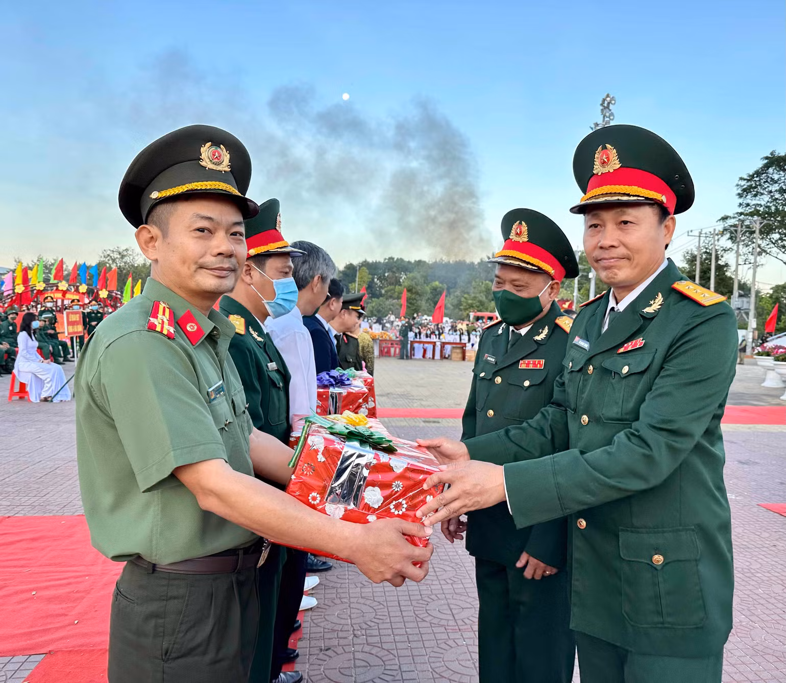 Các đồng chí trong Hội đồng nghĩa vụ thành phố Phan Rang-Tháp Chàm tặng quà chúc mừng các đơn vị nhận quân.