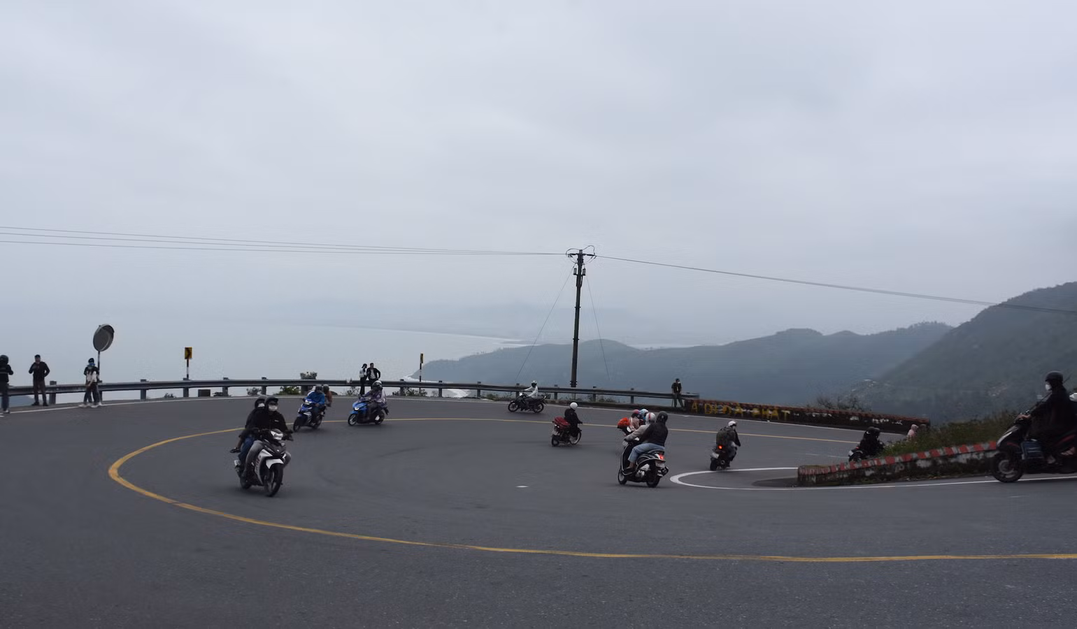Đoạn khúc cua tay áo trên đèo Hải Vân trước đây thường xuyên xảy ra tình trạng tụ tập, bốc đầu xe… Đoạn khúc cua tay áo trên đèo Hải Vân trước đây thường xuyên xảy ra tình trạng tụ tập, bốc đầu xe…