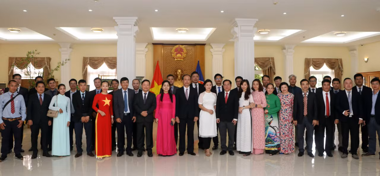 Cán bộ, đảng viên Đảng bộ tại Campuchia tham dự Lễ kỷ niệm. (Ảnh: NGUYỄN HIỆP) Cán bộ, đảng viên Đảng bộ tại Campuchia tham dự Lễ kỷ niệm. (Ảnh: NGUYỄN HIỆP)
