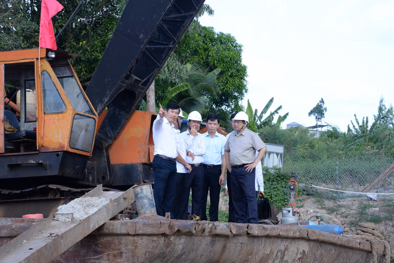 Thủ tướng Phạm Minh Chính thị sát công trường xây dựng dự án tuyến tránh thành phố Cao Lãnh.