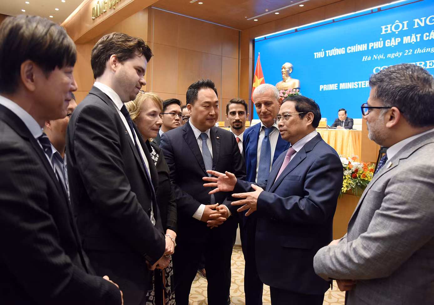 Thủ tướng Phạm Minh Chính trao đổi với các nhà đầu tư, các doanh nghiệp bên lề Hội nghị.