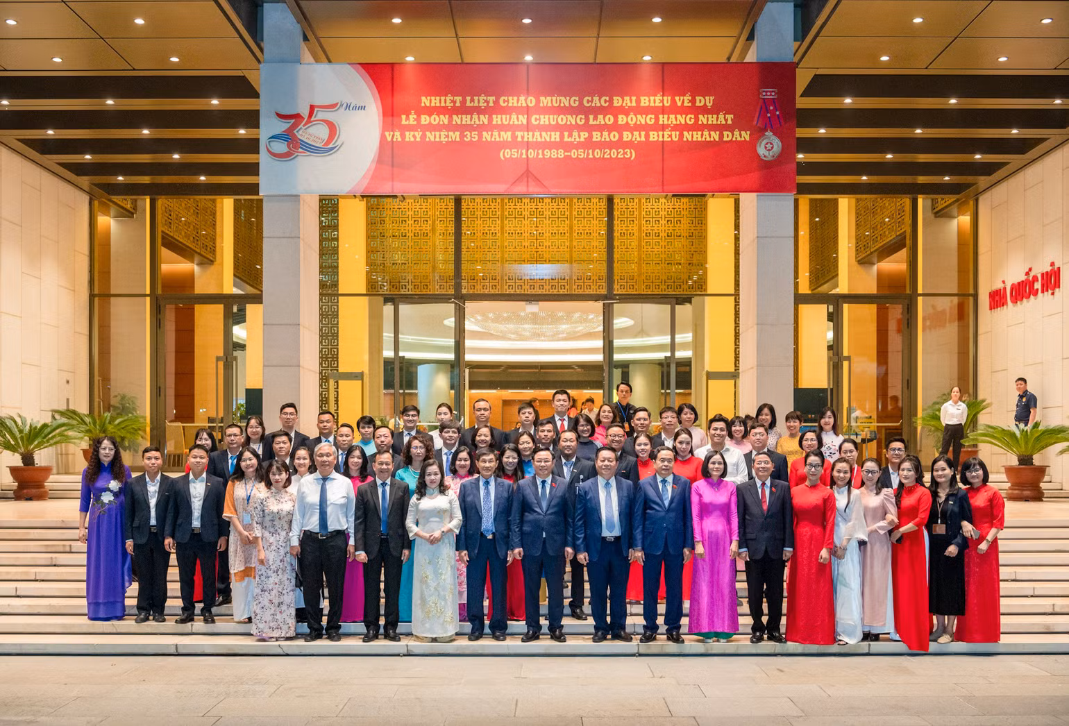Chủ tịch Quốc hội Vương Đình Huệ cùng các đại biểu chụp ảnh lưu niệm với các thế hệ lãnh đạo, cán bộ, phóng viên, biên tập viên, người lao động Báo Đại biểu Nhân dân.