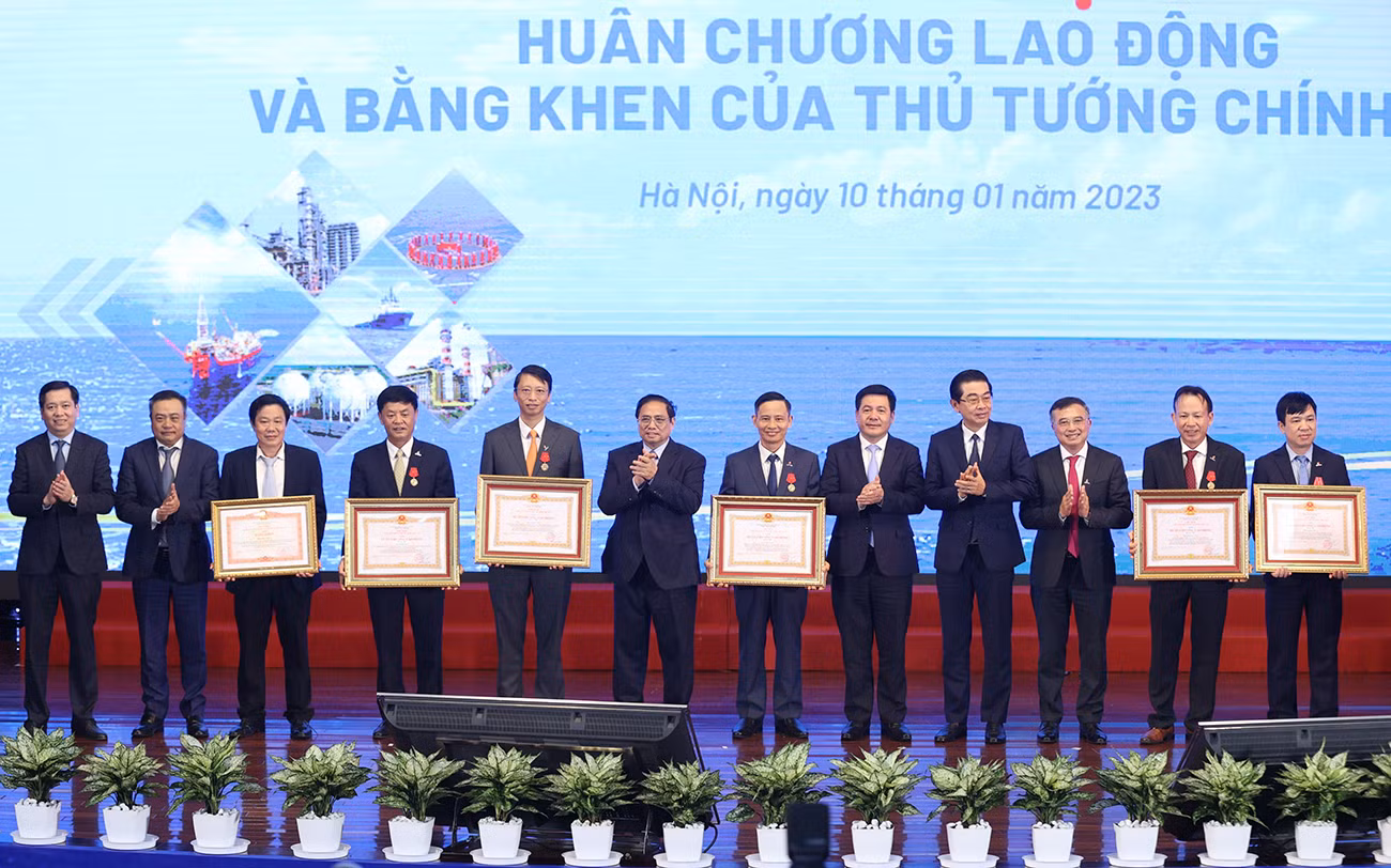Thủ tướng Phạm Minh Chính cùng tập thể lãnh đạo Tập đoàn Dầu khí quốc gia Việt Nam và các cá nhân có thành tích xuất sắc. Thủ tướng Phạm Minh Chính cùng tập thể lãnh đạo Tập đoàn Dầu khí quốc gia Việt Nam và các cá nhân có thành tích xuất sắc.