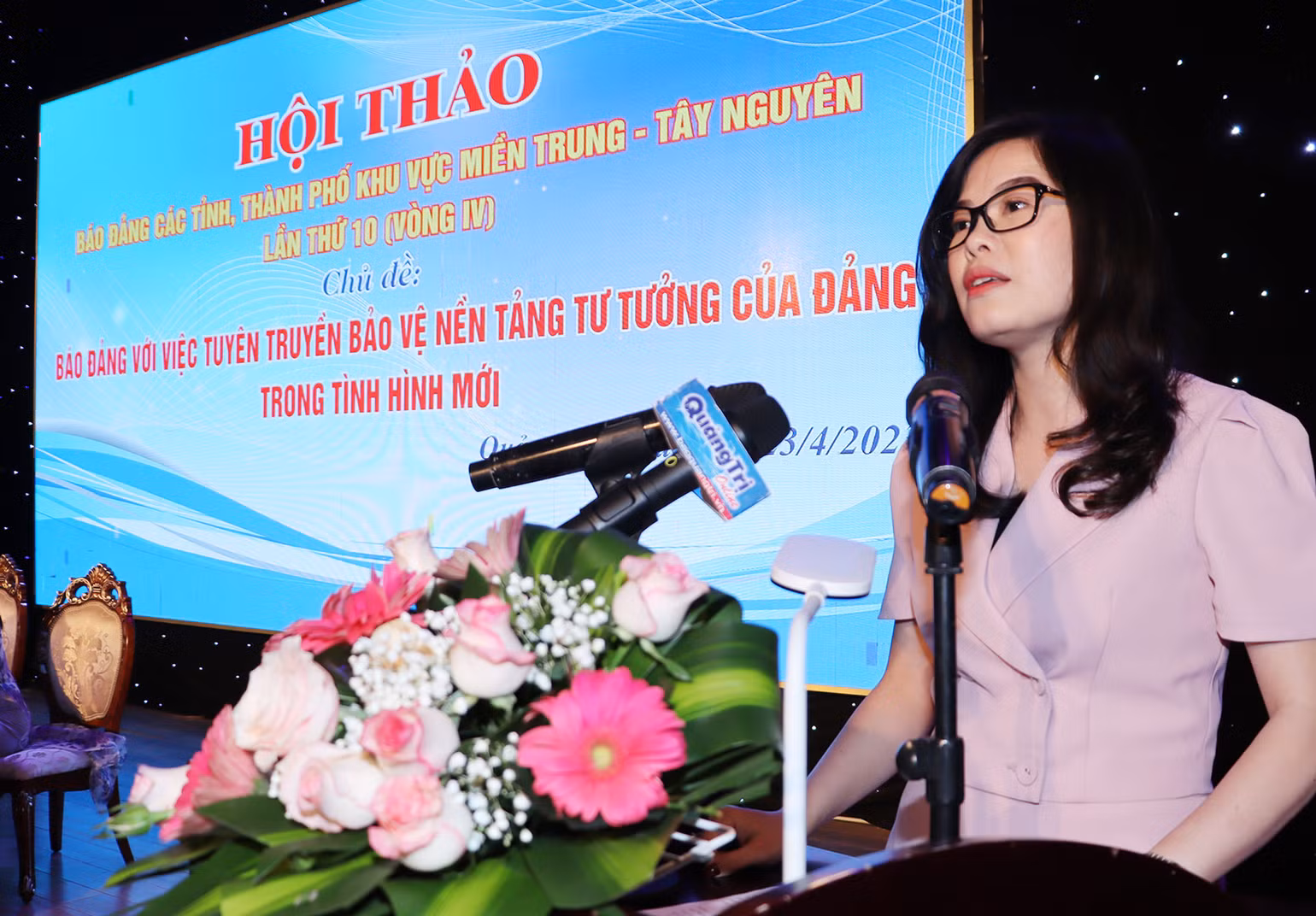 Phó Vụ trưởng Vụ Báo chí-Xuất bản, Ban Tuyên giáo Trung ương Phan Thị Quỳnh Mai phát biểu chỉ đạo tại hội thảo.
