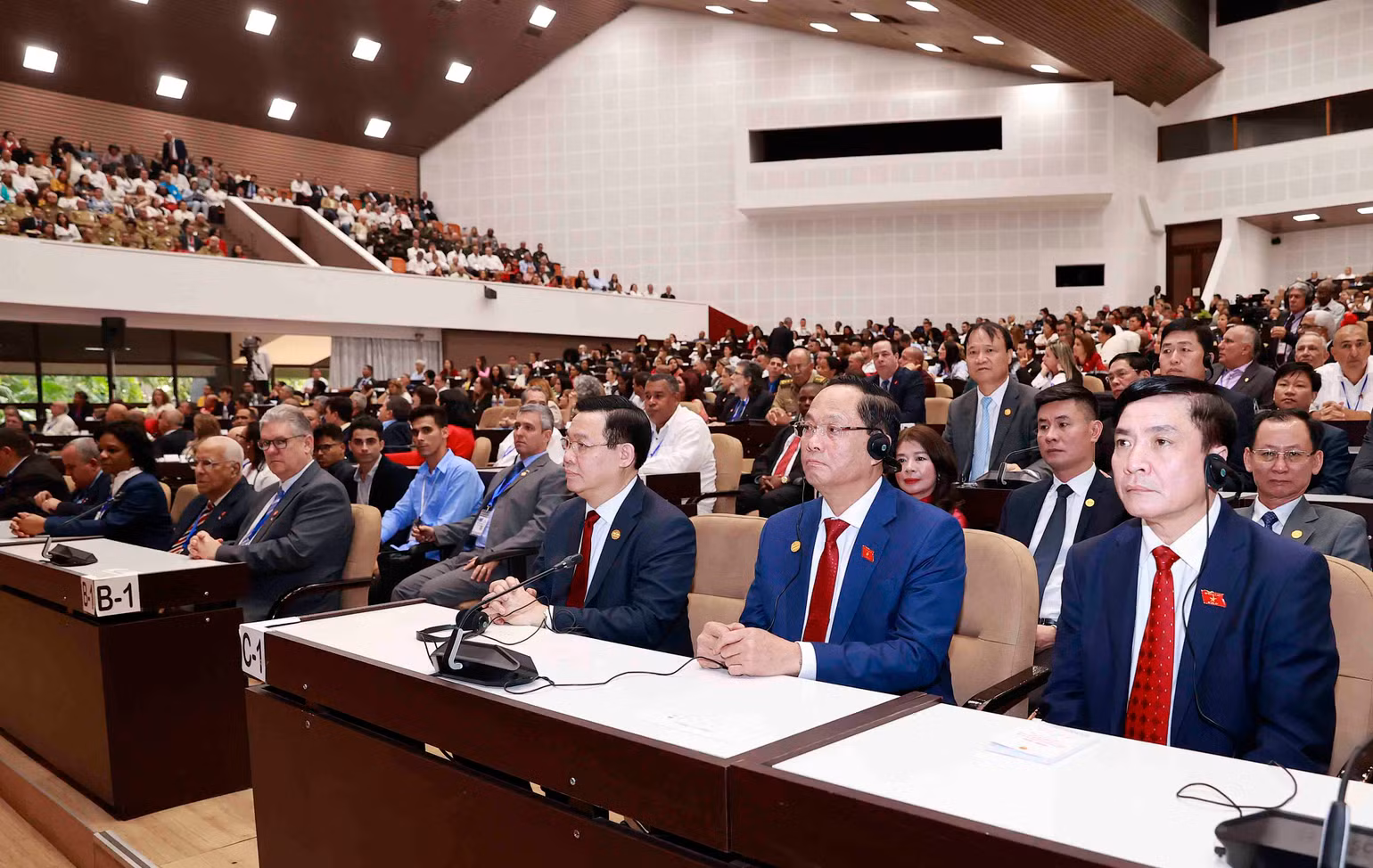 Chủ tịch Quốc hội Vương Đình Huệ dự phiên họp đặc biệt của Quốc hội Cuba khóa X và Lễ kỷ niệm 62 năm Chiến thắng Giron. (Ảnh: DOÃN TẤN)