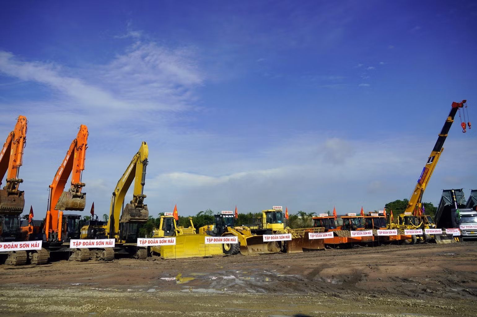 Máy móc phương tiện đã được chuẩn bị để thực hiện dự án.