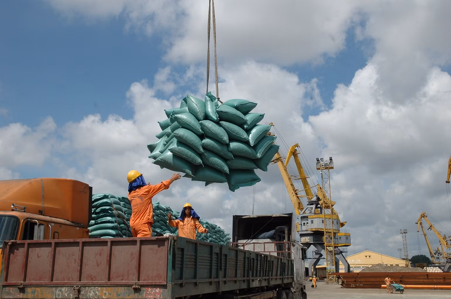 Doanh nghiệp Việt Nam đang tận dụng cơ hội đẩy mạnh xuất khẩu gạo. Doanh nghiệp Việt Nam đang tận dụng cơ hội đẩy mạnh xuất khẩu gạo.