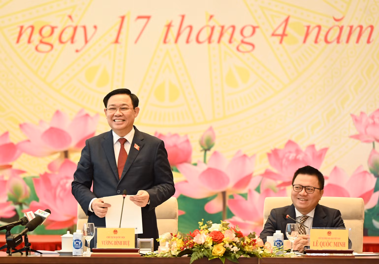 Chủ tịch Quốc hội Vương Đình Huệ phát biểu chia sẻ, động viên và chỉ đạo tại cuộc gặp mặt.