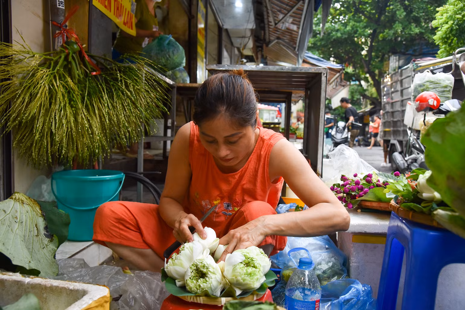 Chị Nụ (một tiểu thương) chia sẻ, chị bày biện mâm Tết Đoan Ngọ với hơn 9 loại nguyên liệu khác nhau. “Từ hôm qua tôi nhận được 50 đơn đặt hàng khác nhau, chủ yếu là cho gia đình làm mâm cúng”, chị Nụ cho biết Chị Nụ (một tiểu thương) chia sẻ, chị bày biện mâm Tết Đoan Ngọ với hơn 9 loại nguyên liệu khác nhau. “Từ hôm qua tôi nhận được 50 đơn đặt hàng khác nhau, chủ yếu là cho gia đình làm mâm cúng”, chị Nụ cho biết