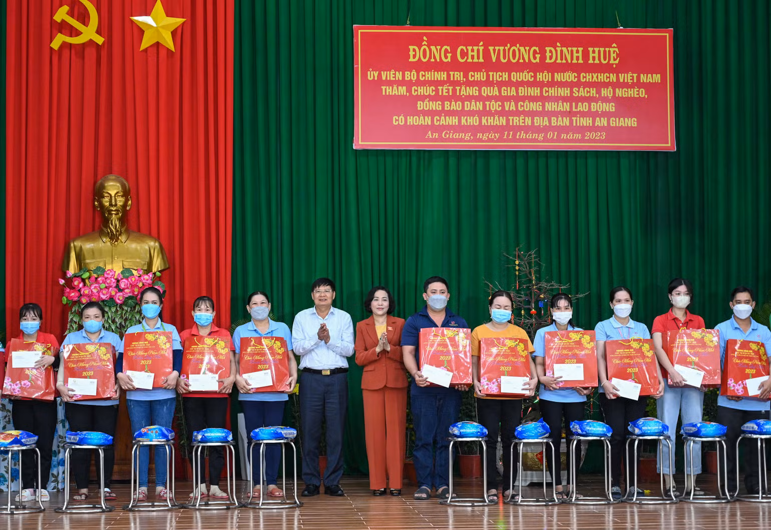 Trưởng ban Công tác đại biểu Nguyễn Thị Thanh và Phó Chủ tịch Tổng Liên đoàn Lao động Việt Nam Phan Văn Anh trao quà Tết cho các gia đình chính sách, hộ nghèo.