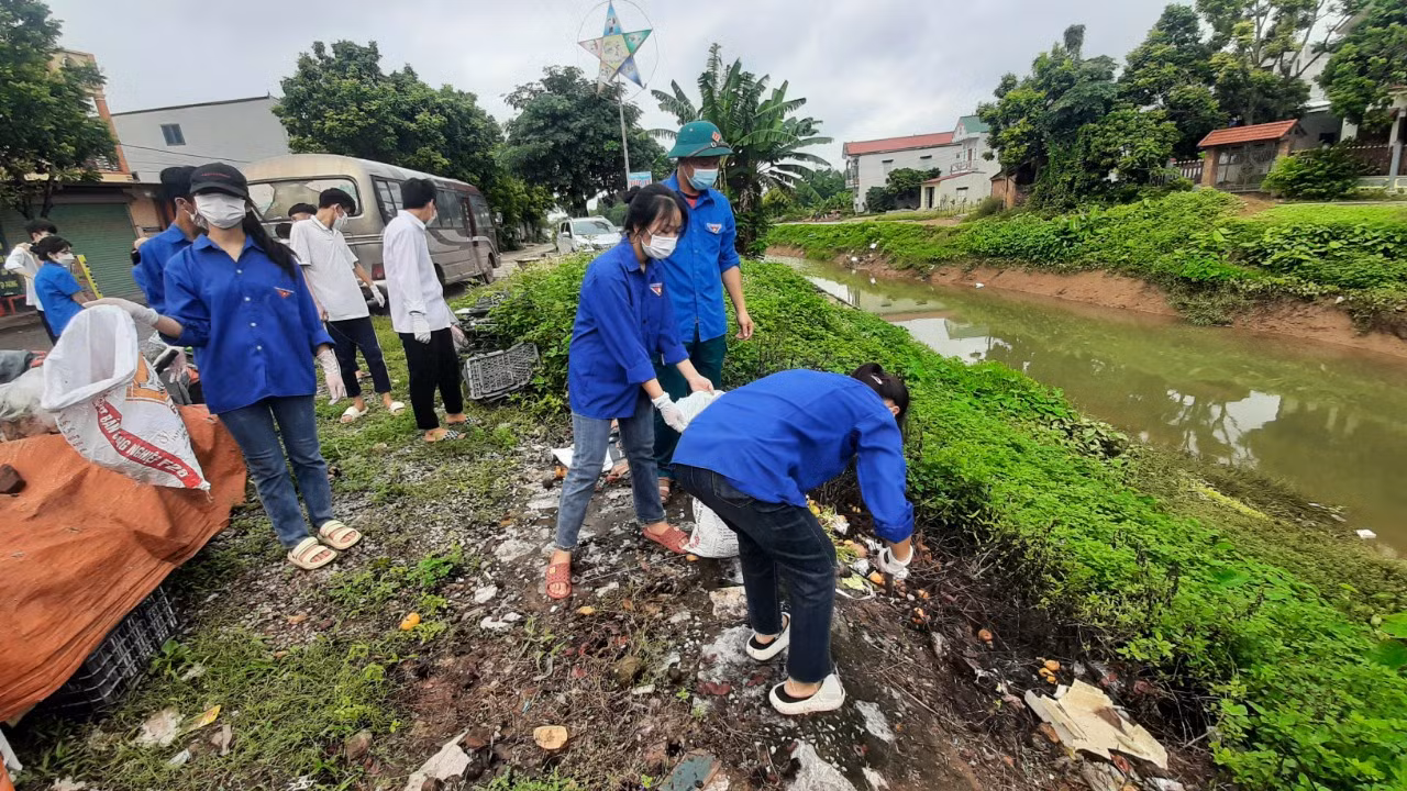 Phong trào vệ sinh môi trường nông thôn phát triển sâu rộng.
