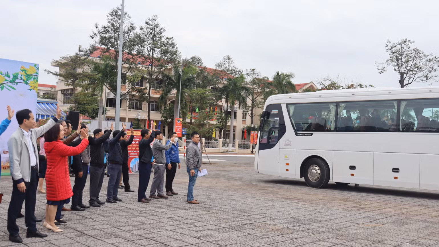 Lãnh đạo Liên đoàn Lao động thành phố chào tiễn đưa chuyến xe. Lãnh đạo Liên đoàn Lao động thành phố chào tiễn đưa chuyến xe.