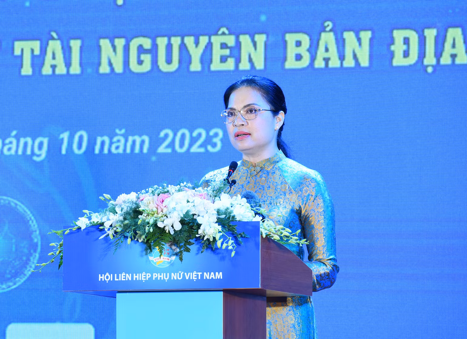Chủ tịch Hội Liên hiệp Phụ nữ Việt Nam Hà Thị Nga báo cáo tại buổi lễ. Chủ tịch Hội Liên hiệp Phụ nữ Việt Nam Hà Thị Nga báo cáo tại buổi lễ.
