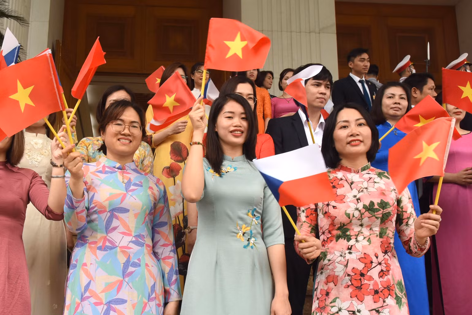 Các thiếu nữ vẫy chào Thủ tướng Cộng hòa Séc Petr Fiala.