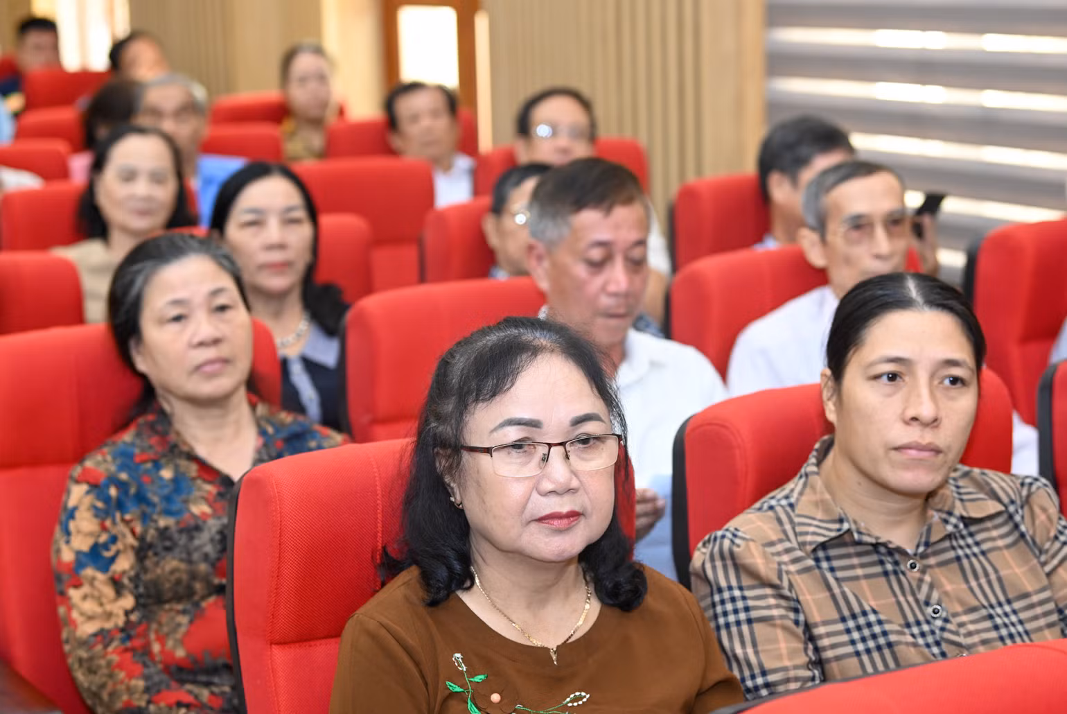 Đông đảo cử tri quận Đồ Sơn, thành phố Hải Phòng tham dự hội nghị.