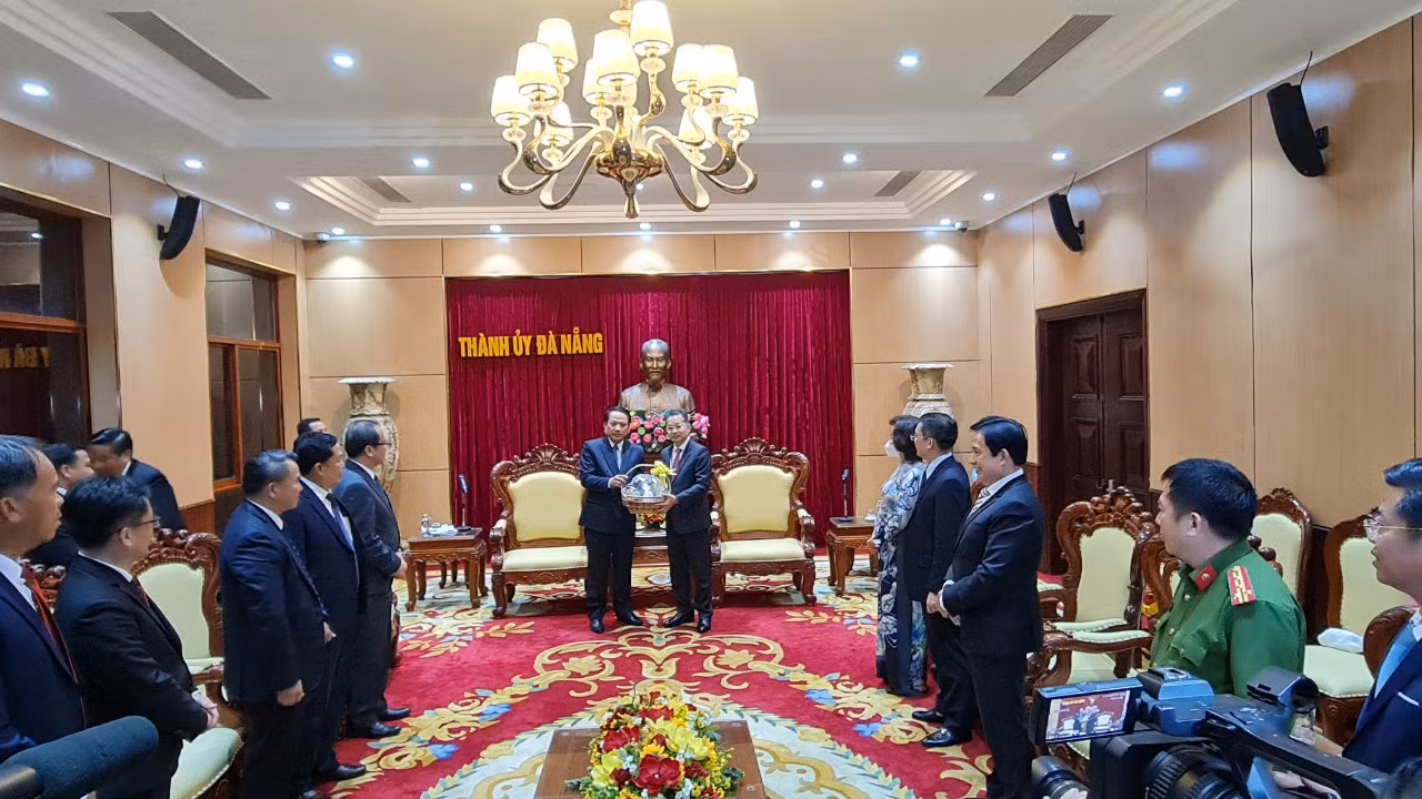 Bí thư Thành ủy Đà Nẵng tặng sản phẩm nông nghiệp OCOP cho Đoàn đại biểu cấp cao tỉnh Savanakhet. Bí thư Thành ủy Đà Nẵng tặng sản phẩm nông nghiệp OCOP cho Đoàn đại biểu cấp cao tỉnh Savanakhet.