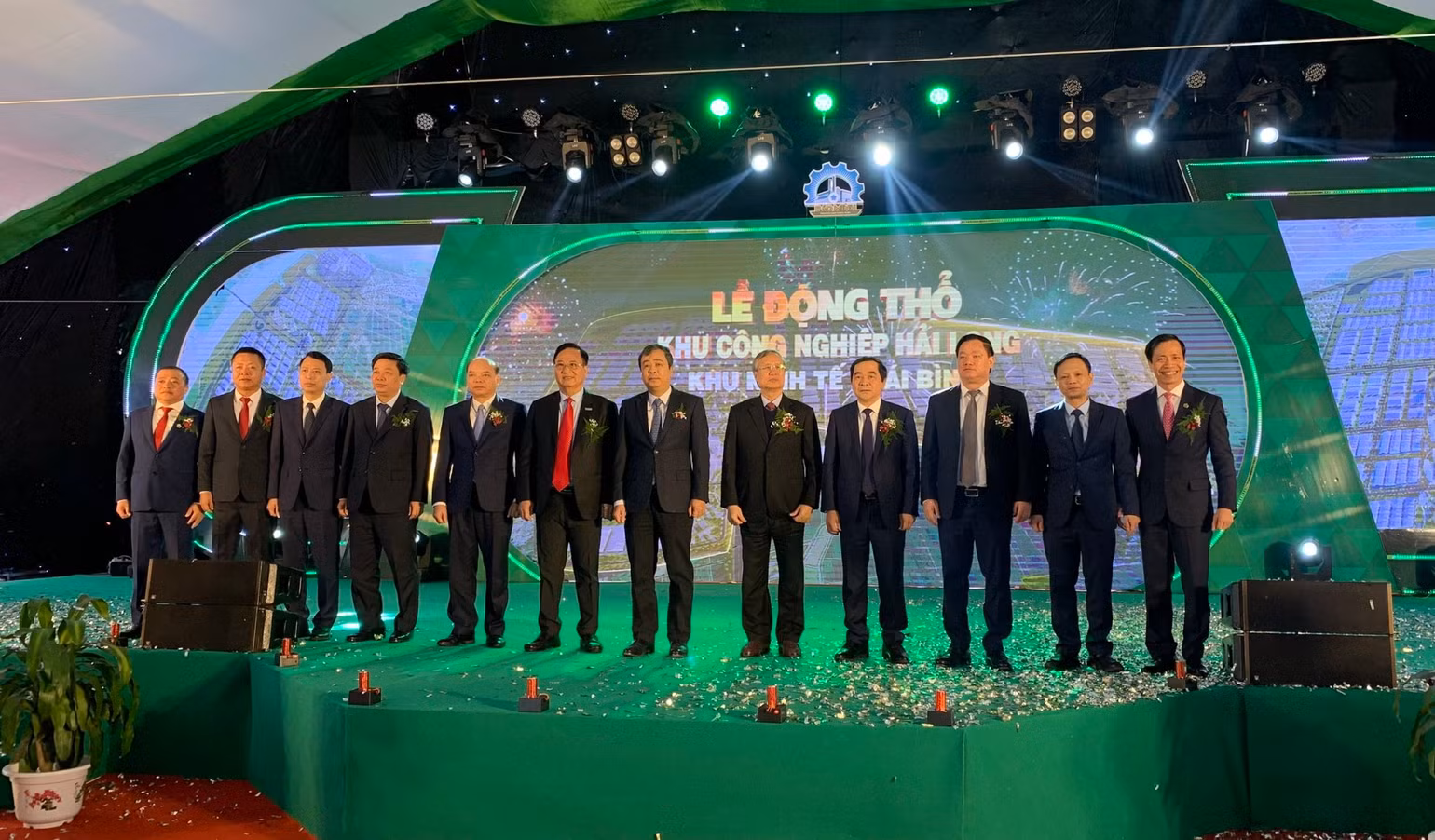 Các đại biểu tham gia ấn nút động thổ Khu công nghiệp Hải Long.