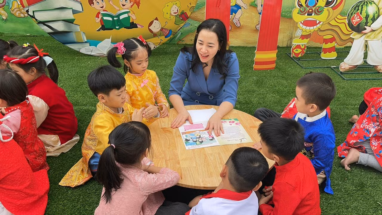 Học sinh Mầm non Khai Quang trong một buổi học ngoài trời.