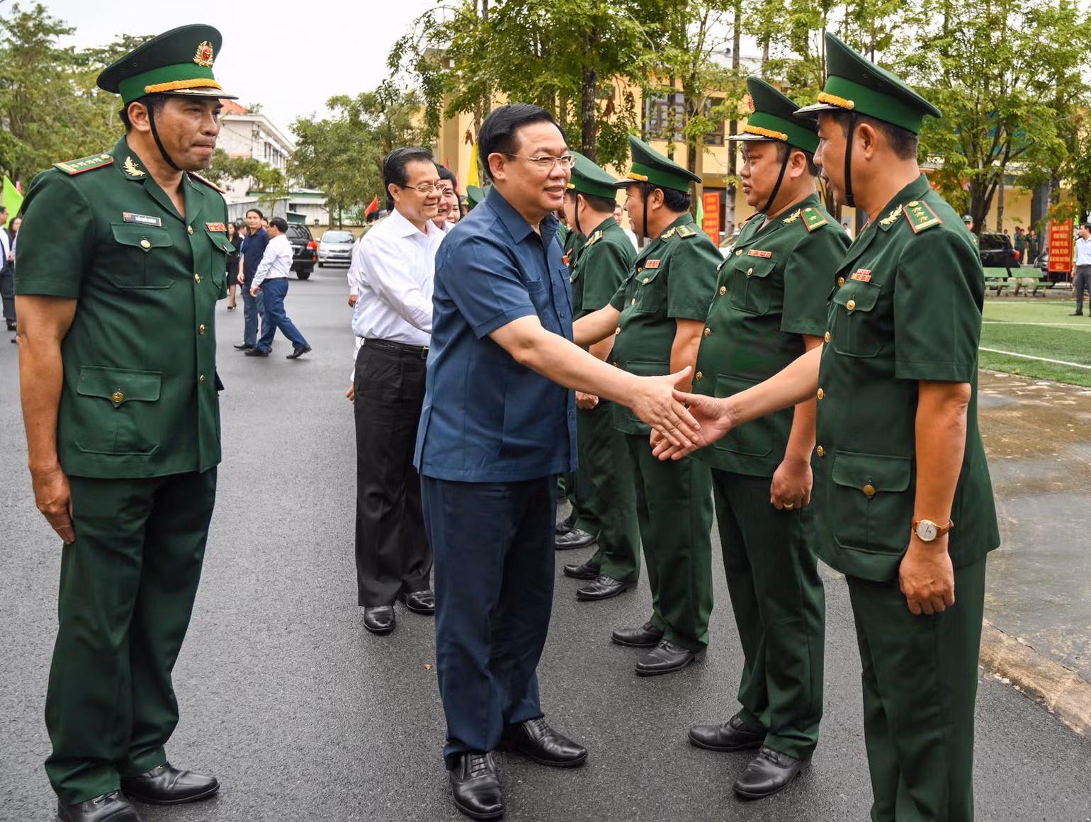 Chủ tịch Quốc hội Vương Đình Huệ với cán bộ Bộ Chỉ huy Bộ đội Biên phòng An Giang.