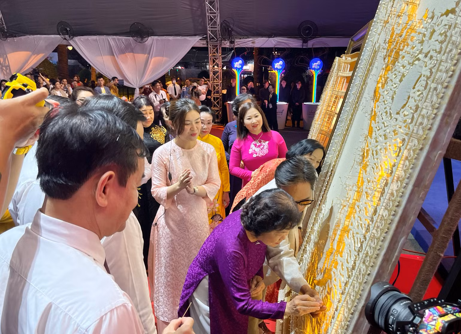 Các đại biểu tiến hành thực hiện tác phẩm đặc biệt “Bản Đồ Việt Nam” bằng tăm giang tại buổi lễ khai mạc. Các đại biểu tiến hành thực hiện tác phẩm đặc biệt “Bản Đồ Việt Nam” bằng tăm giang tại buổi lễ khai mạc.