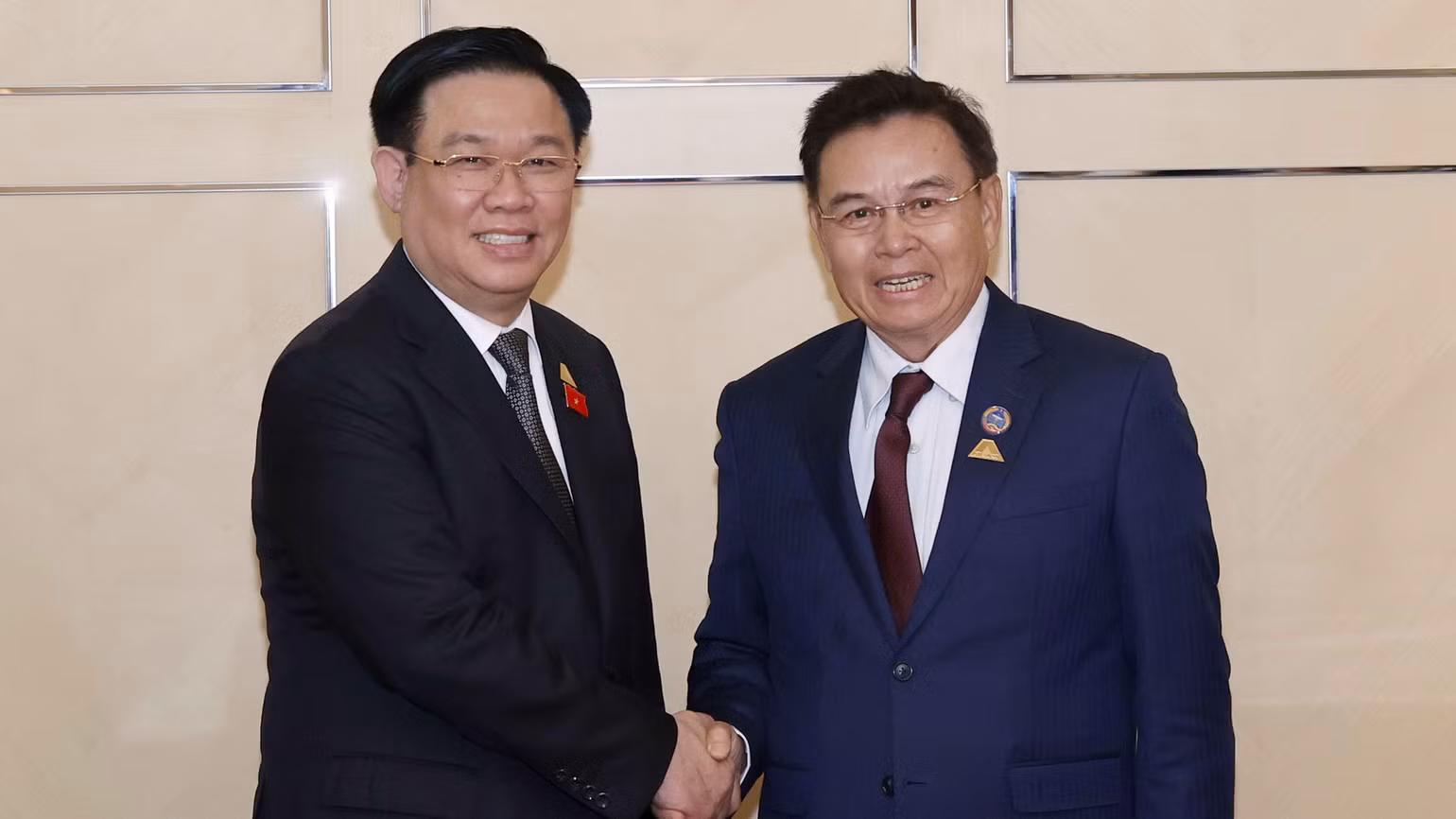 Chủ tịch Quốc hội Vương Đình Huệ và Chủ tịch Quốc hội Lào Saysomphone Phomvihane. (Ảnh: Doãn Tấn/TTXVN) Chủ tịch Quốc hội Vương Đình Huệ và Chủ tịch Quốc hội Lào Saysomphone Phomvihane. (Ảnh: Doãn Tấn/TTXVN)