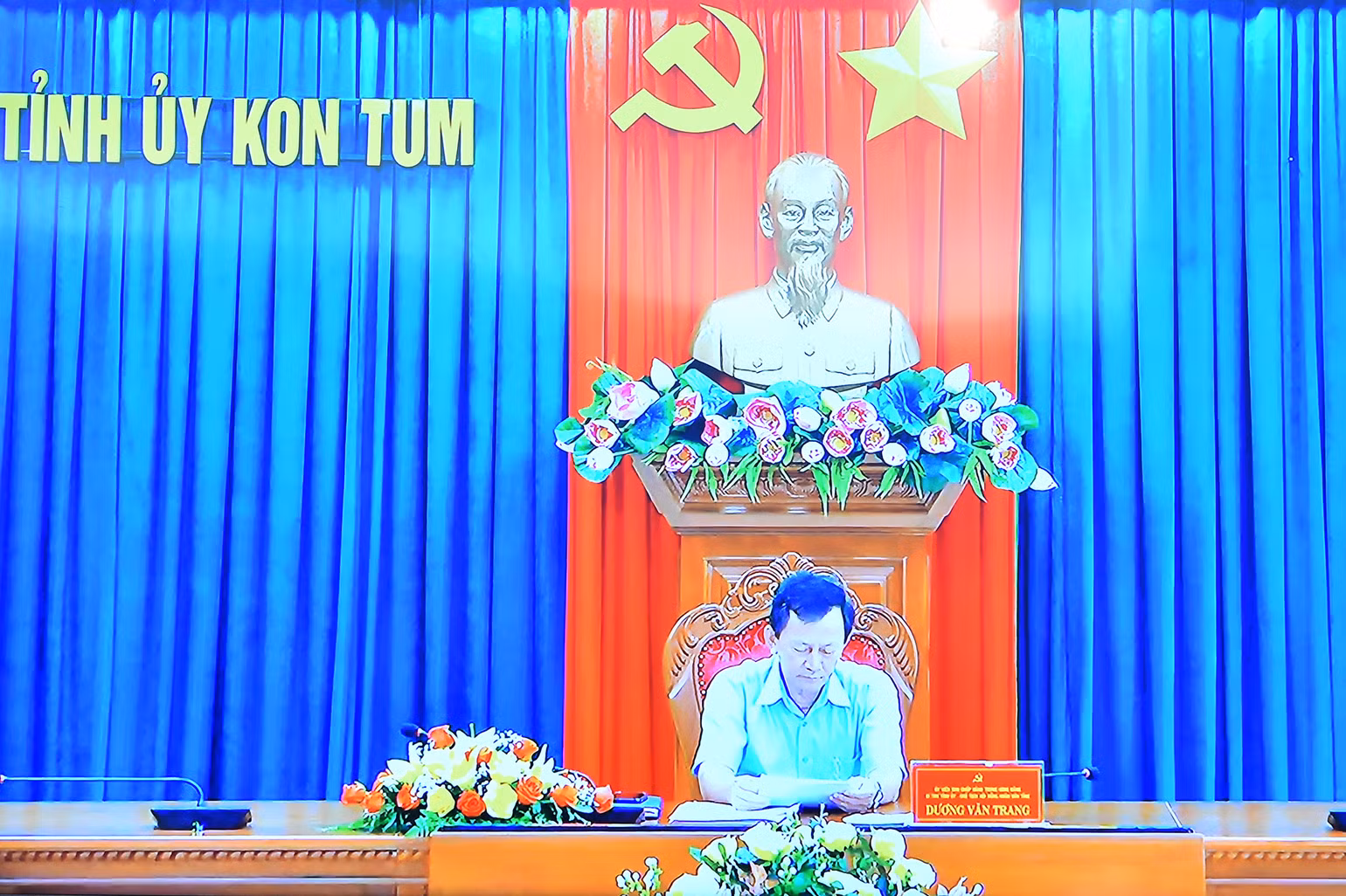Bí thư Tỉnh ủy Kon Tum Dương Văn Trang tham dự hội nghị tại điểm cầu tỉnh Kon Tum.