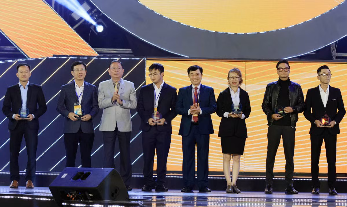 Ban Tổ chức trao tặng biểu trưng lưu niệm các đơn vị đồng hành. Ban Tổ chức trao tặng biểu trưng lưu niệm các đơn vị đồng hành.