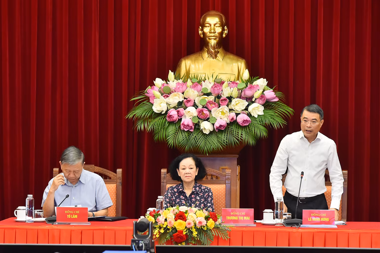 Đồng chí Lê Minh Hưng, Bí thư Trung ương Đảng, Chánh văn Phòng Trung ương Đảng điều hành phần trình bày tham luận tại hội nghị.