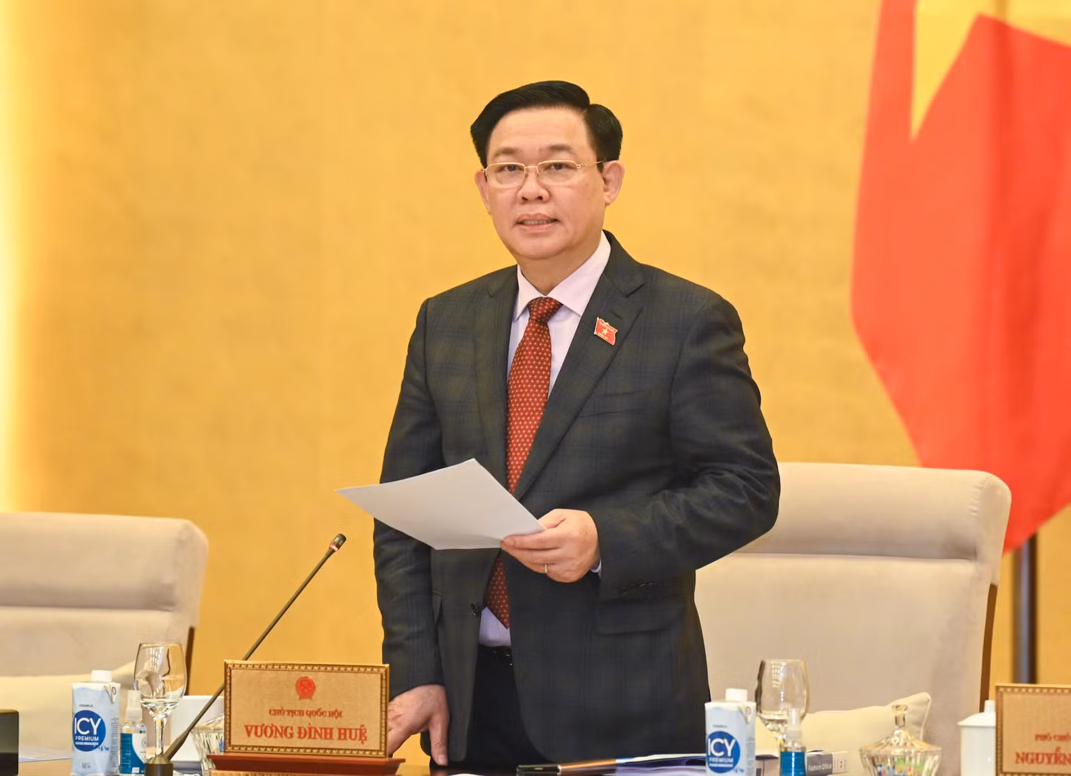 Chủ tịch Quốc hội Vương Đình Huệ phát biểu khai mạc phiên họp. Chủ tịch Quốc hội Vương Đình Huệ phát biểu khai mạc phiên họp.