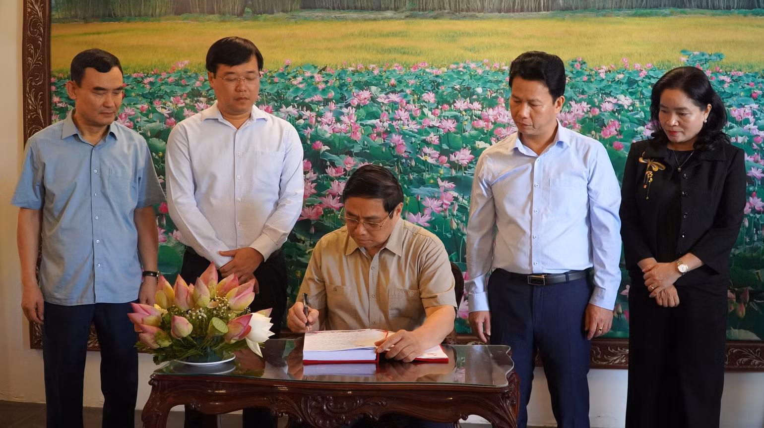 Thủ tướng Phạm Minh Chính viết cảm tưởng vào sổ lưu niệm tại Khu di tích Nguyễn Sinh Sắc. (Ảnh: HỮU NGHĨA) Thủ tướng Phạm Minh Chính viết cảm tưởng vào sổ lưu niệm tại Khu di tích Nguyễn Sinh Sắc. (Ảnh: HỮU NGHĨA)