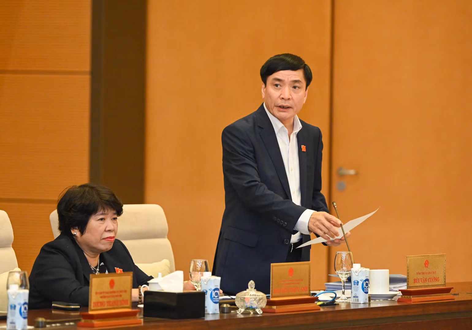 Tổng Thư ký, Chủ nhiệm Văn phòng Quốc hội Bùi Văn Cường phát biểu tại phiên họp. Tổng Thư ký, Chủ nhiệm Văn phòng Quốc hội Bùi Văn Cường phát biểu tại phiên họp.
