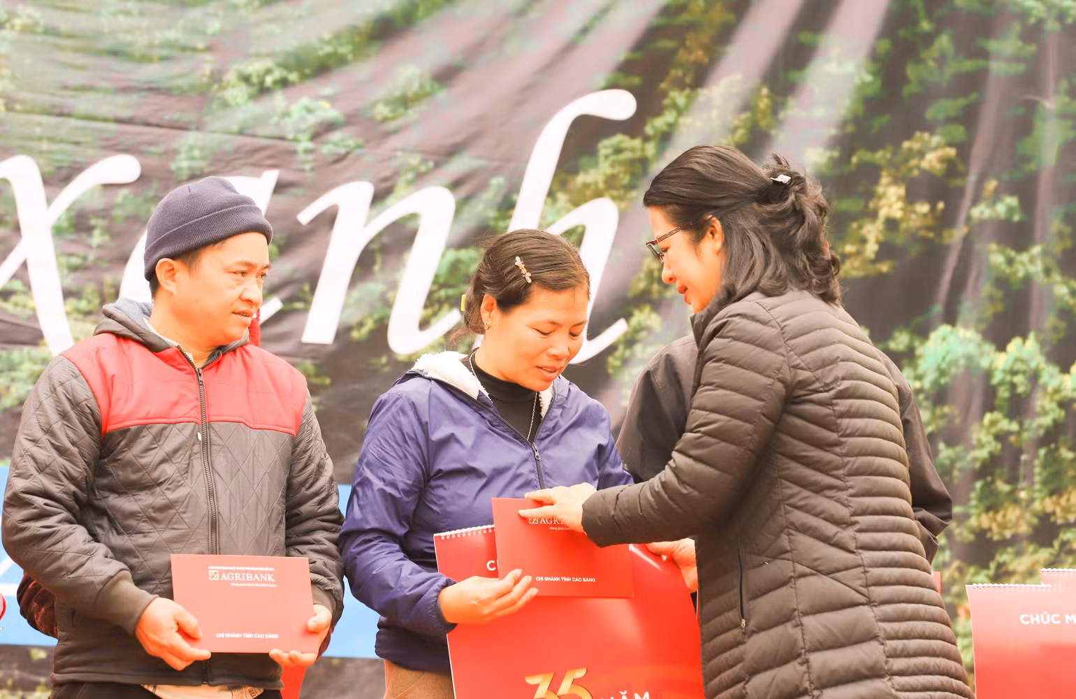 Trao tặng quà Tết Nguyên đán 2023 cho các hộ gia đình tại Hà Quảng, Cao Bằng.