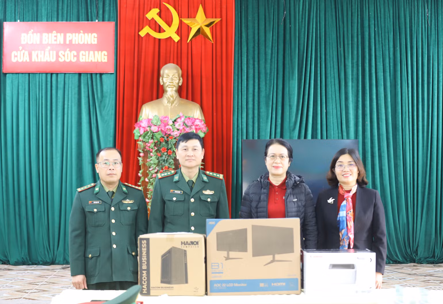 Trao tặng máy tính Đồn Biên phòng cửa khẩu Sóc Giang.