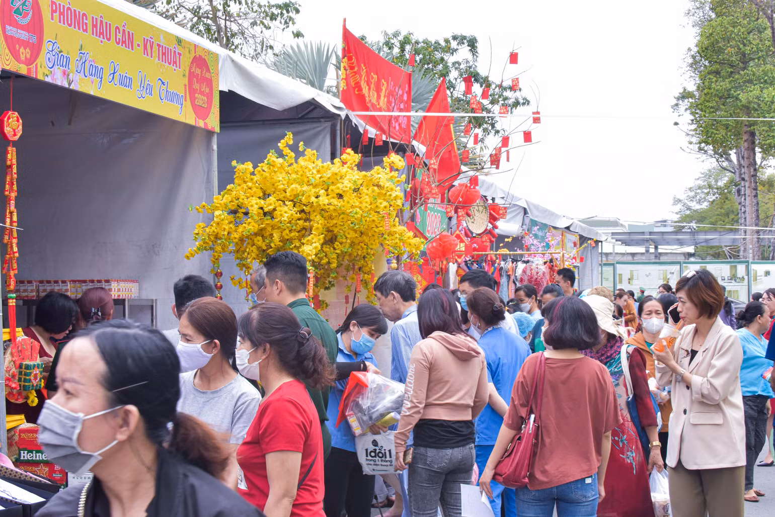 Chương trình “Phiên chợ nghĩa tình-Xuân yêu thương” Bệnh viện 175 giúp các bệnh nhân mua hàng tiêu dùng với giá rẻ. Chương trình “Phiên chợ nghĩa tình-Xuân yêu thương” Bệnh viện 175 giúp các bệnh nhân mua hàng tiêu dùng với giá rẻ.