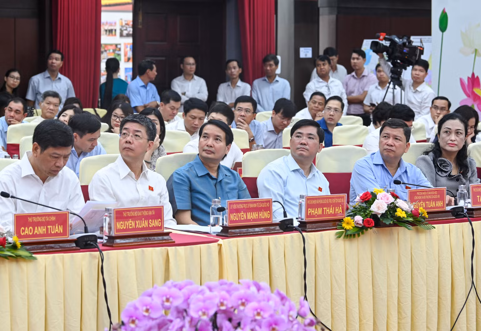 Lãnh đạo các Ủy ban của Quốc hội, lãnh đạo các bộ, ngành dự hội nghị.