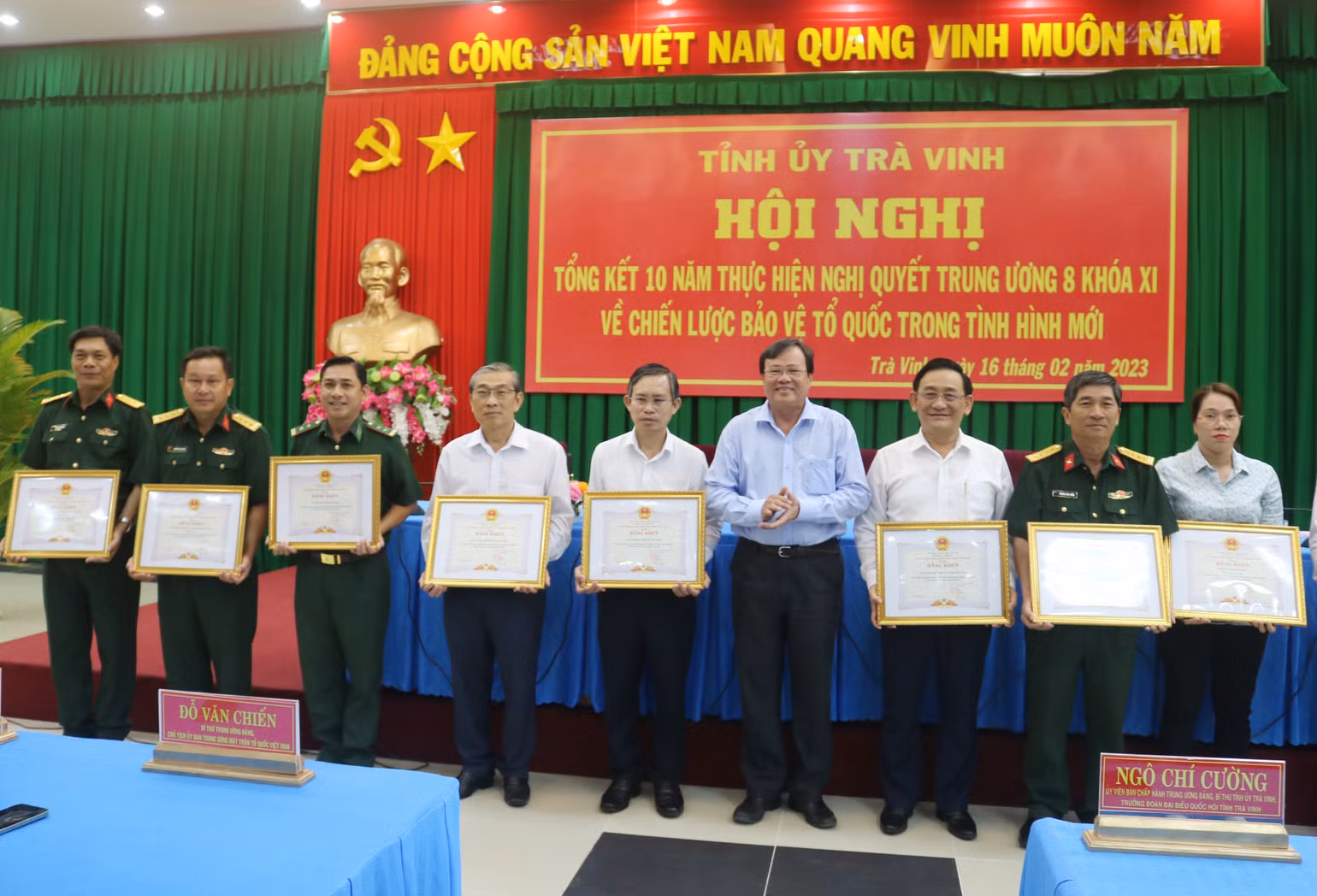 Đại diện các tập thể có thành tích xuất sắc trong thực hiện chiến lược bảo vệ Tổ quốc nhận Bằng khen của Ủy ban nhân dân tỉnh Trà Vinh. Đại diện các tập thể có thành tích xuất sắc trong thực hiện chiến lược bảo vệ Tổ quốc nhận Bằng khen của Ủy ban nhân dân tỉnh Trà Vinh.