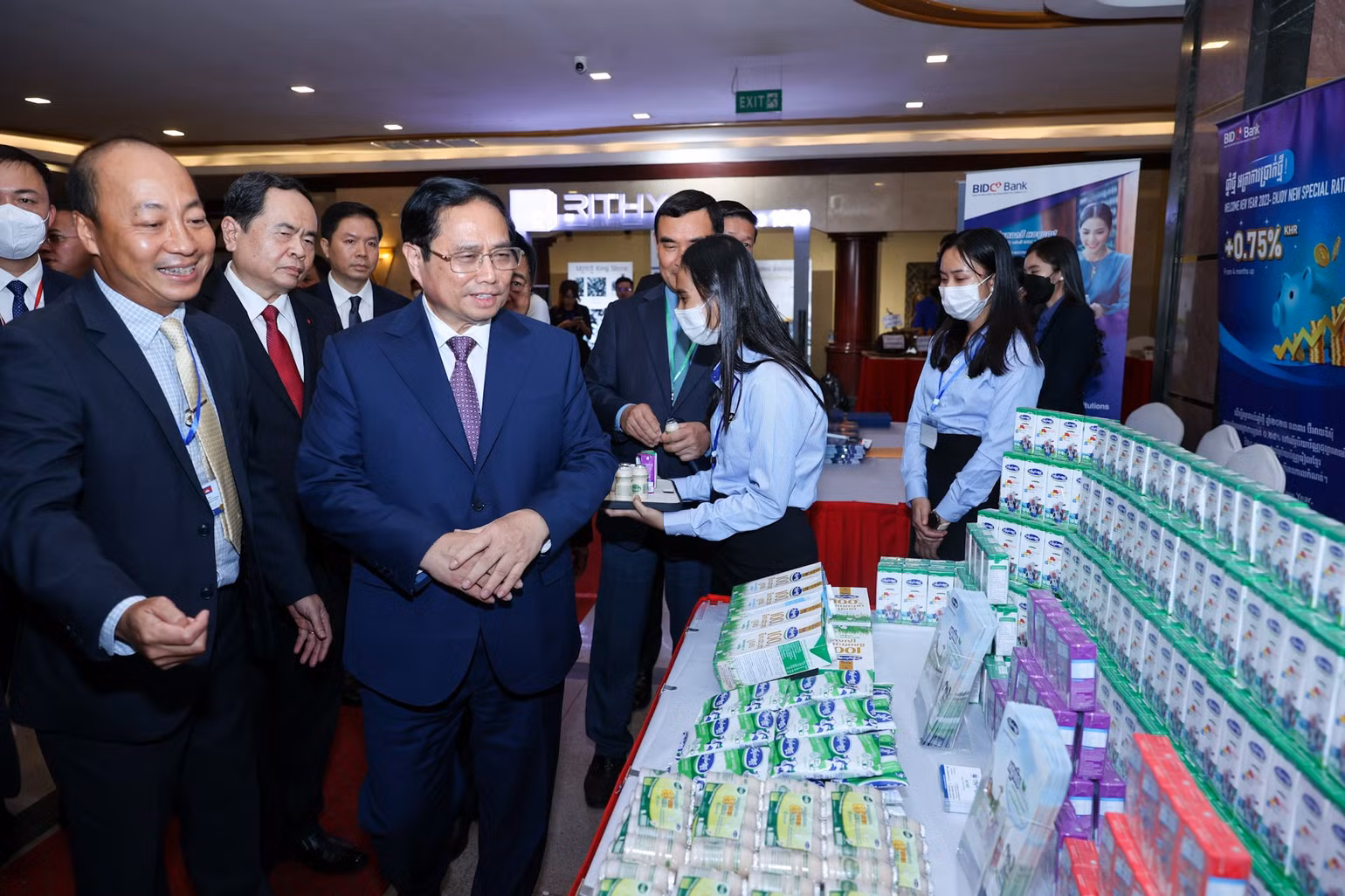 Thủ tướng Phạm Minh Chính thăm gian hàng của Angkormilk tại Diễn đàn Xúc tiến Đầu tư và Thương mại Việt Nam-Campuchia 2022.