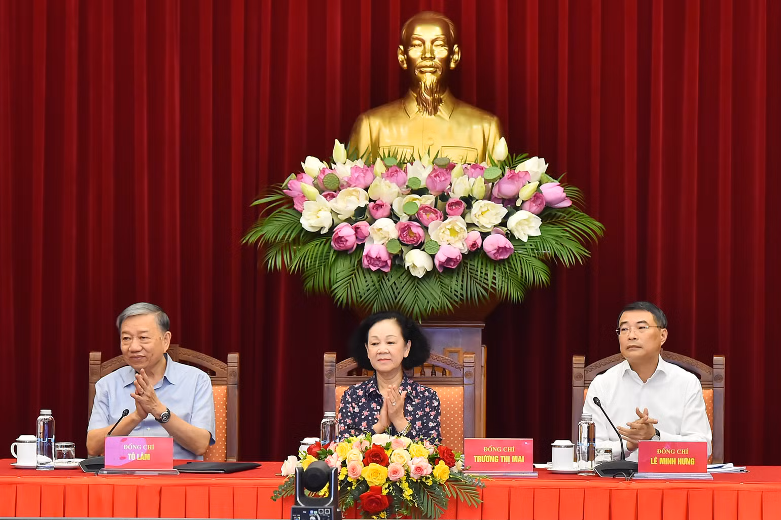 Thường trực Ban Bí thư Trương Thị Mai, Bộ trưởng Công an Tô Lâm và Chánh Văn phòng Trung ương Đảng Lê Minh Hưng chủ trì hội nghị.