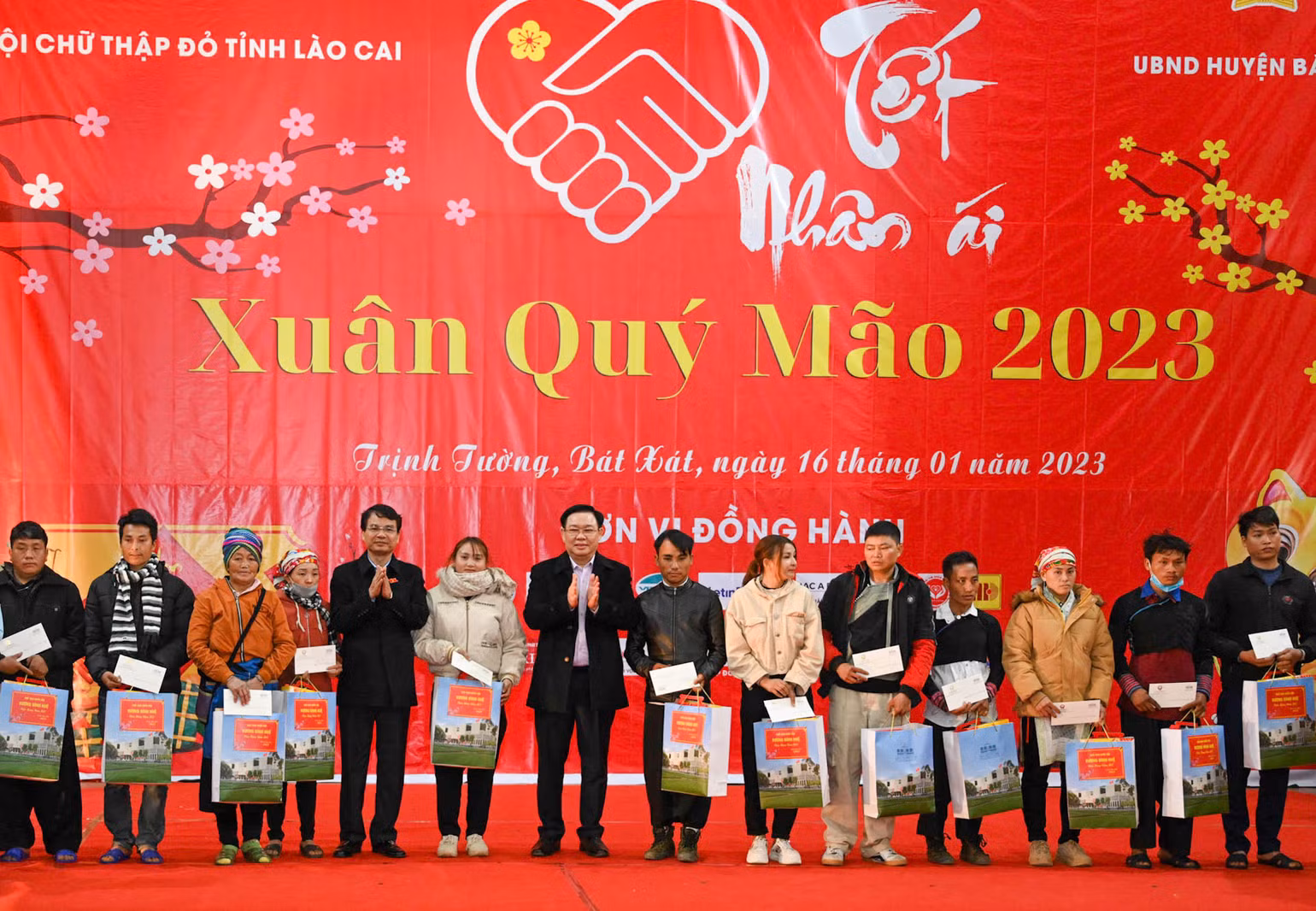 Chủ tịch Quốc hội Vương Đình Huệ và Bí thư Tỉnh ủy Lào Cai Đặng Xuân Phong trao quà Tết cho đồng bào dân tộc có hoàn cảnh khó khăn tại Chương trình “Tết nhân ái”.