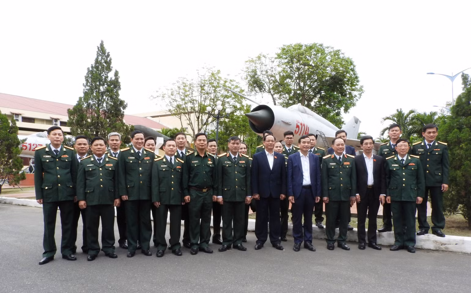 Phó Chủ tịch Quốc hội Trần Quang Phương thăm, chúc tết tại Bộ Tư lệnh Quân khu 5. Phó Chủ tịch Quốc hội Trần Quang Phương thăm, chúc tết tại Bộ Tư lệnh Quân khu 5.