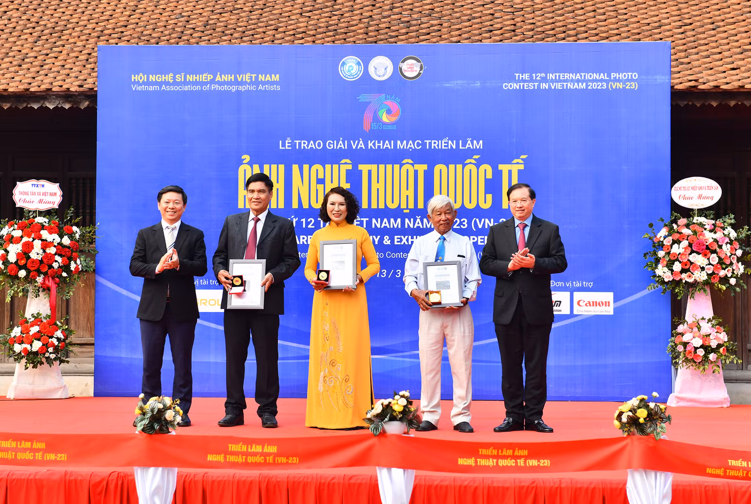 Đồng chí Trần Thanh Lâm, Phó Trưởng Ban Tuyên giáo Trung ương và đồng chí Tạ Quang Đông, Thứ trưởng Văn hóa, Thể thao và Du lịch trao Huy chương Vàng cho các tác giả đoạt giải.