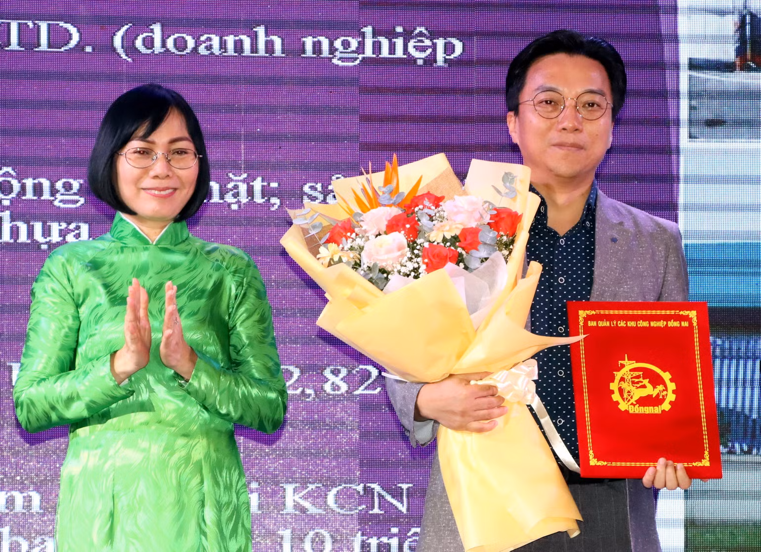 Phó Chủ tịch Ủy ban nhân dân tỉnh Đồng Nai Nguyễn Thị Hoàng (bên trái) trao giấy chứng nhận đầu tư cho một doanh nghiệp FDI ngày 30/3.